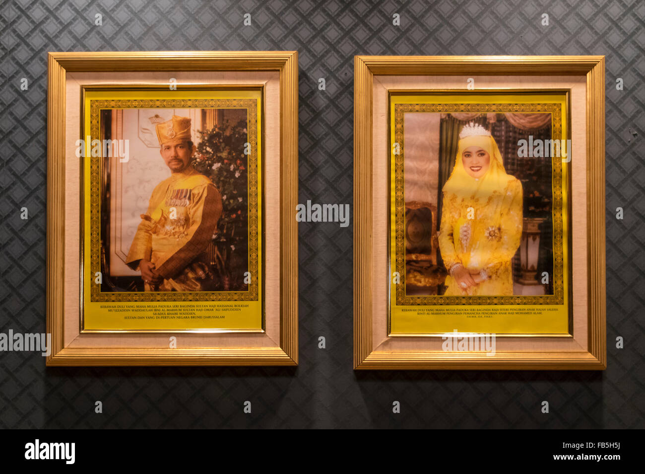 Foto incorniciate di Haji Hassanal Bolkiah, il Sultano del Brunei Darussalam, e sua moglie, la regina consorte Raja Isteri Hajah Saleha. Foto Stock