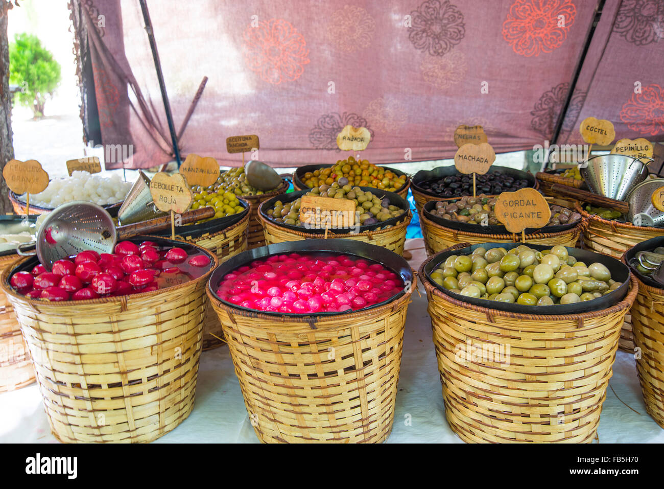 Cestini olive immagini e fotografie stock ad alta risoluzione - Alamy