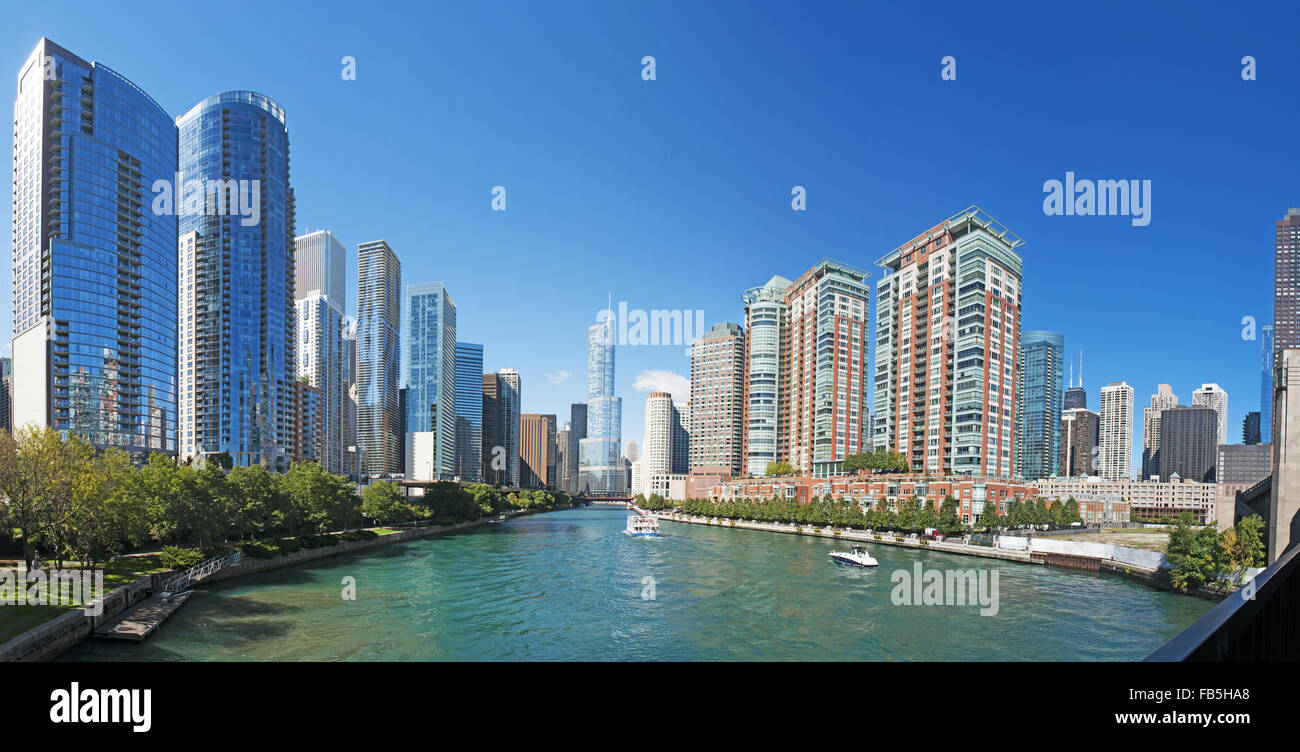 Chicago: skyline con la Trump Tower, il famoso punto di riferimento denominato dopo Donald Trump, visto da un battello da crociera sul Fiume di Chicago Foto Stock