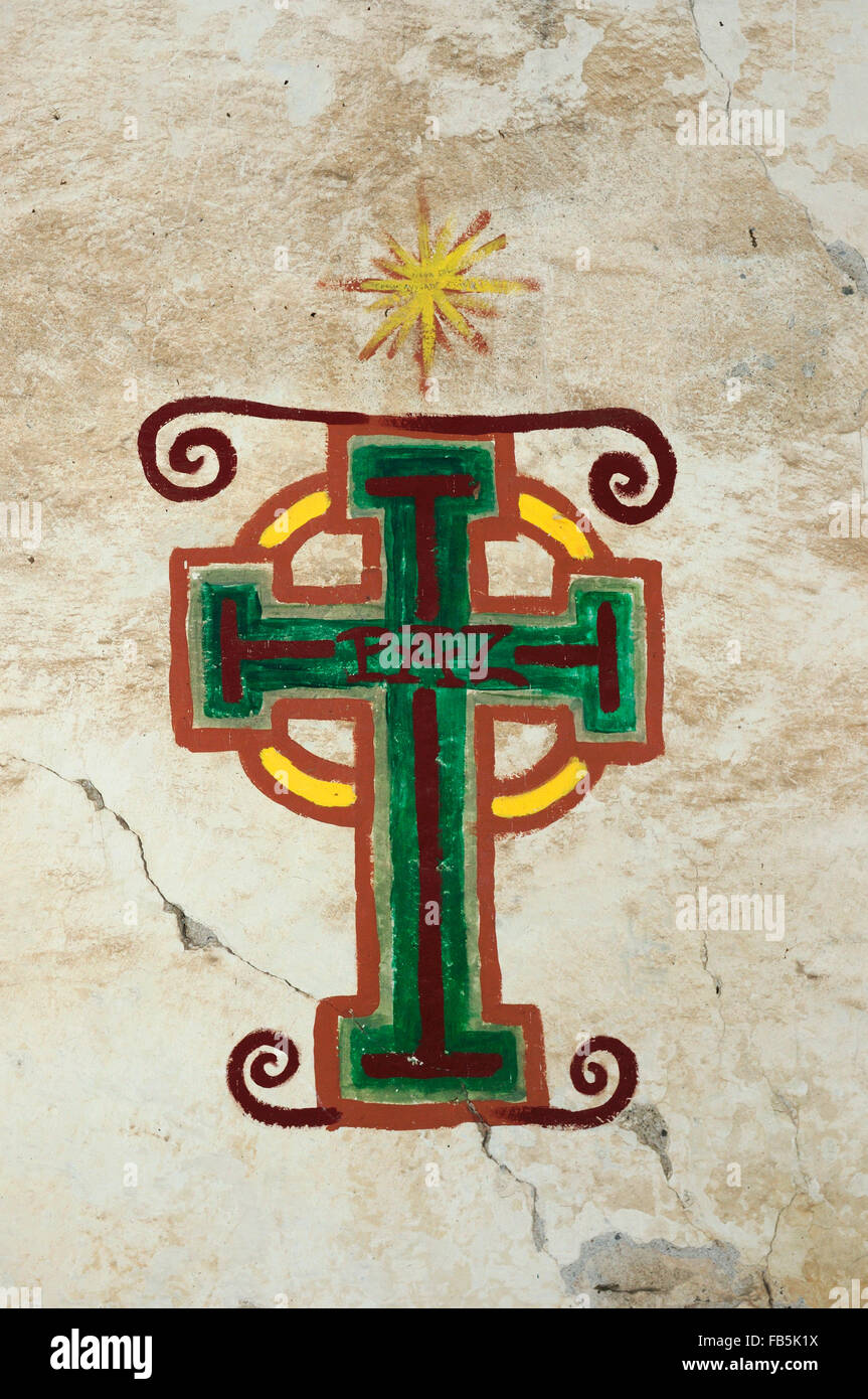 Croce dipinta con la parola pace (paz) Foto Stock