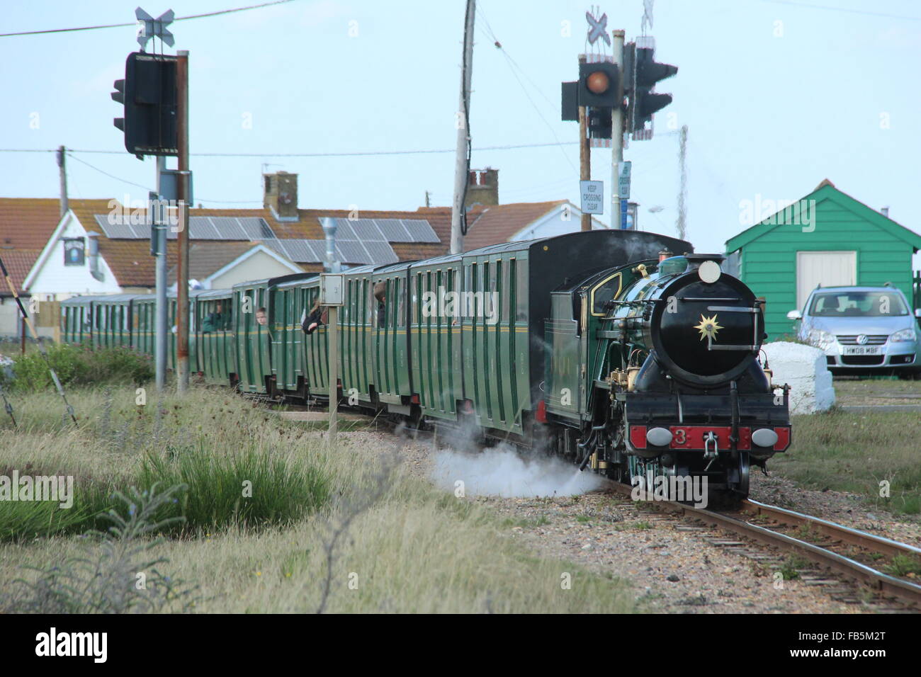 Un verde locomotiva a vapore sul ROMNEY,Hythe & DYMCHURCH RAILWAY nel Kent Foto Stock