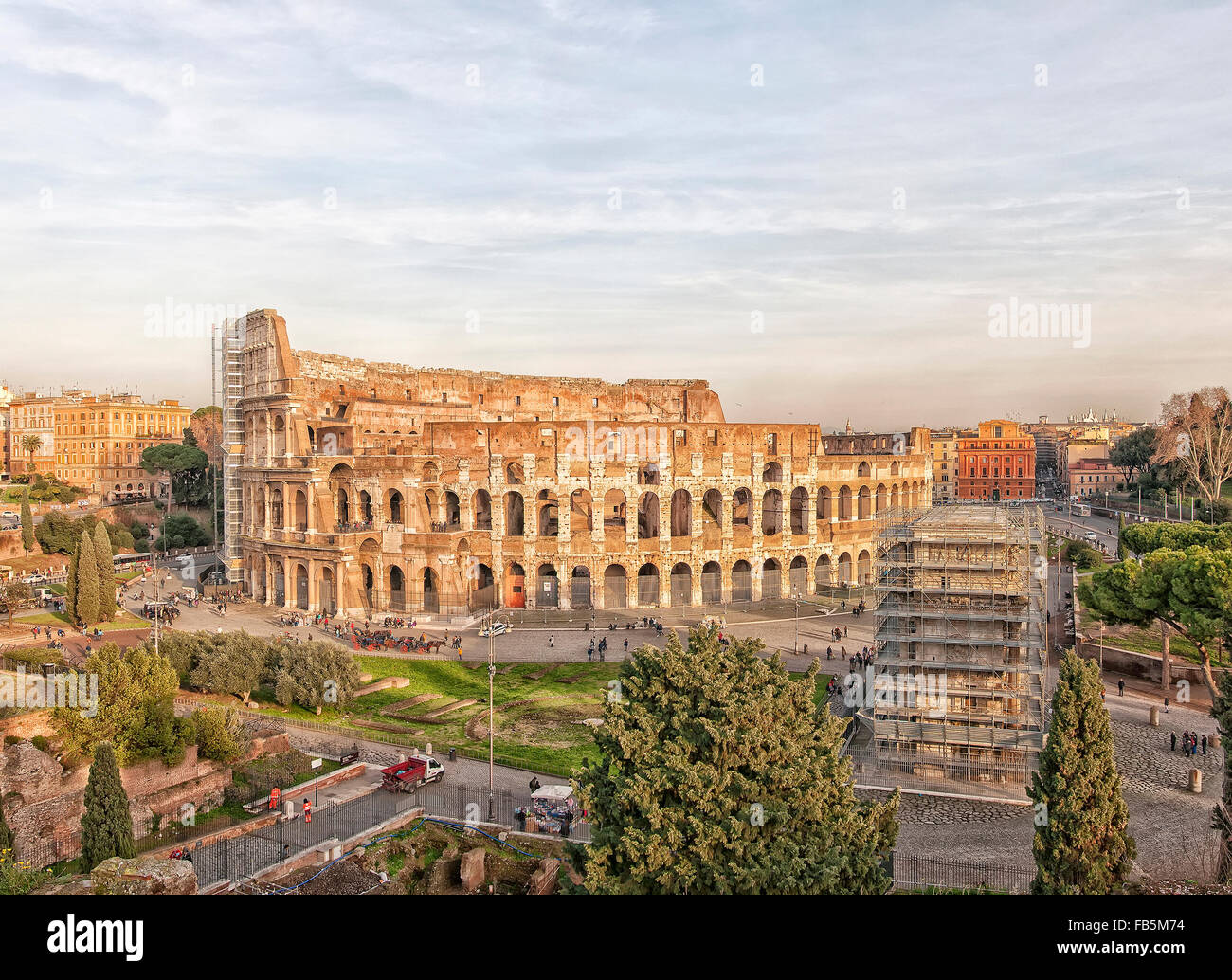 Le antiche rovine del Colosseo romano anfiteatro situato in Italien capitale di Roma. Foto Stock