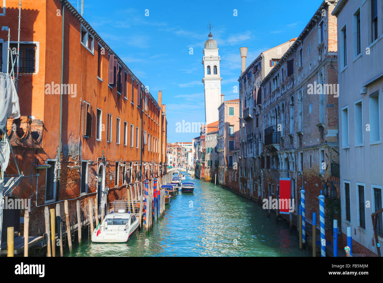 Stretto canale con ponte a Venezia, Italia Foto Stock