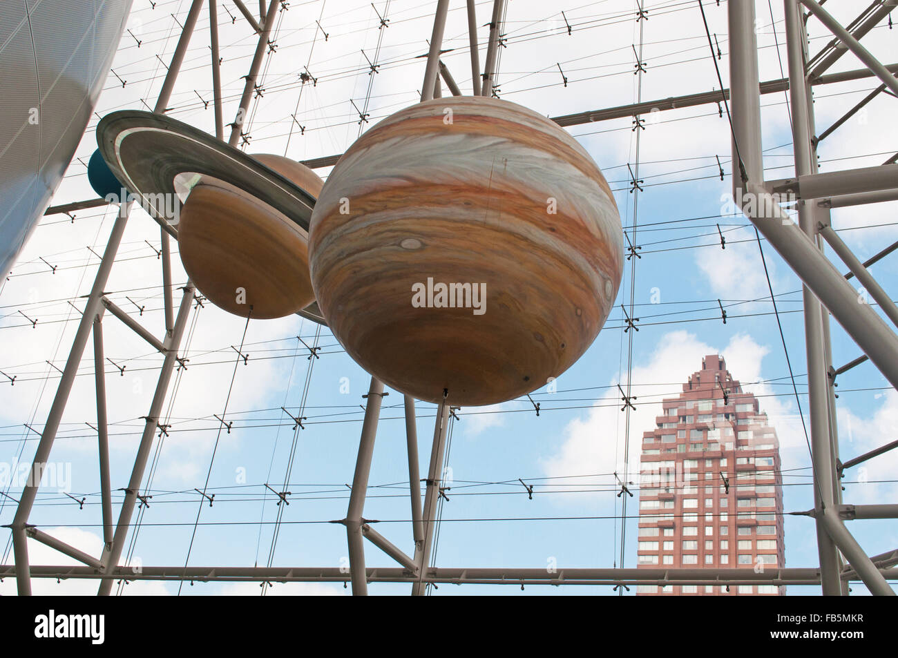 New York, Stati Uniti d'America, Usa: ricostruzione dei pianeti nel sistema solare che pendevano dal soffitto al Metropolitan Museum of Art Foto Stock