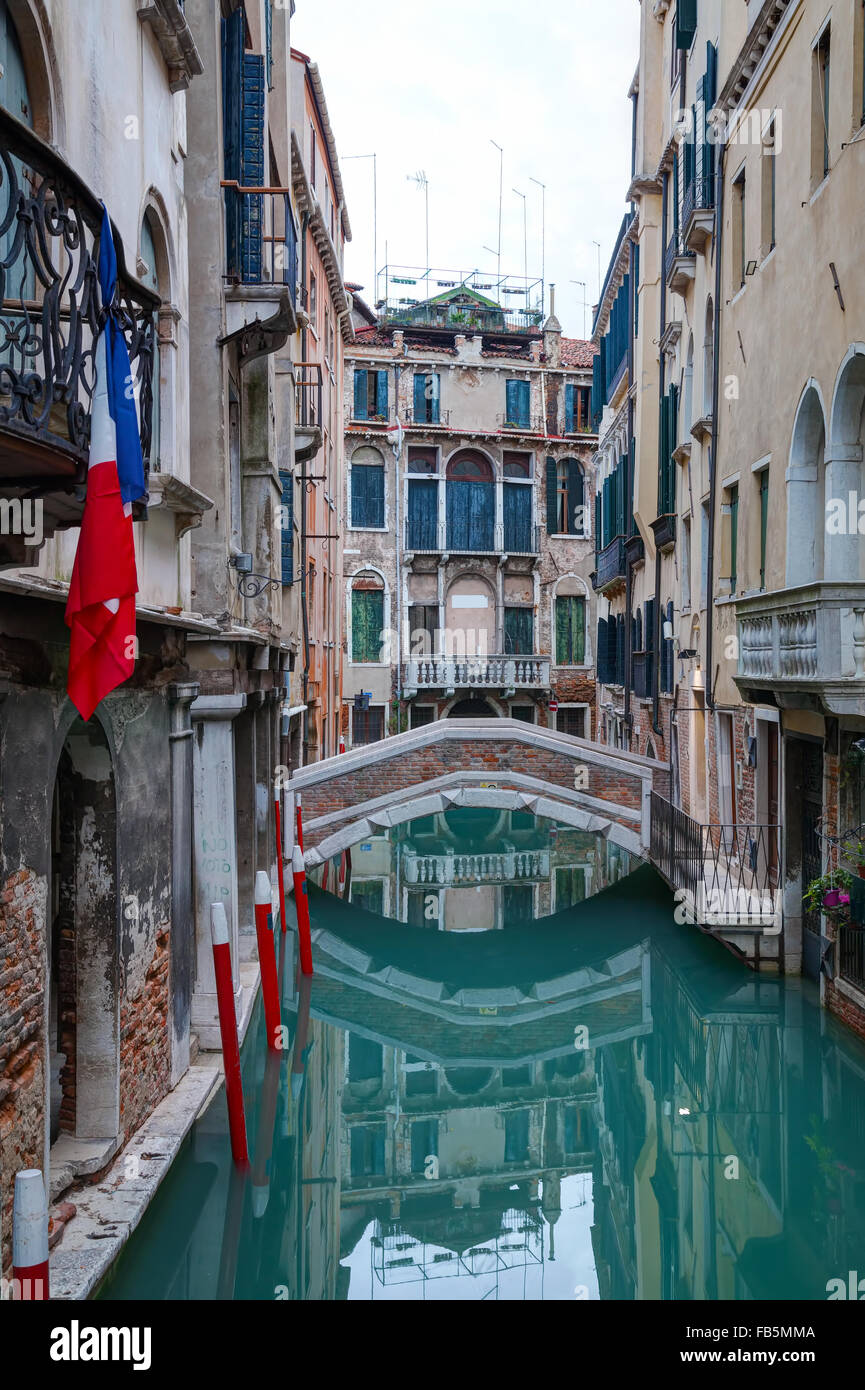 Stretto canale con ponte a Venezia, Italia Foto Stock