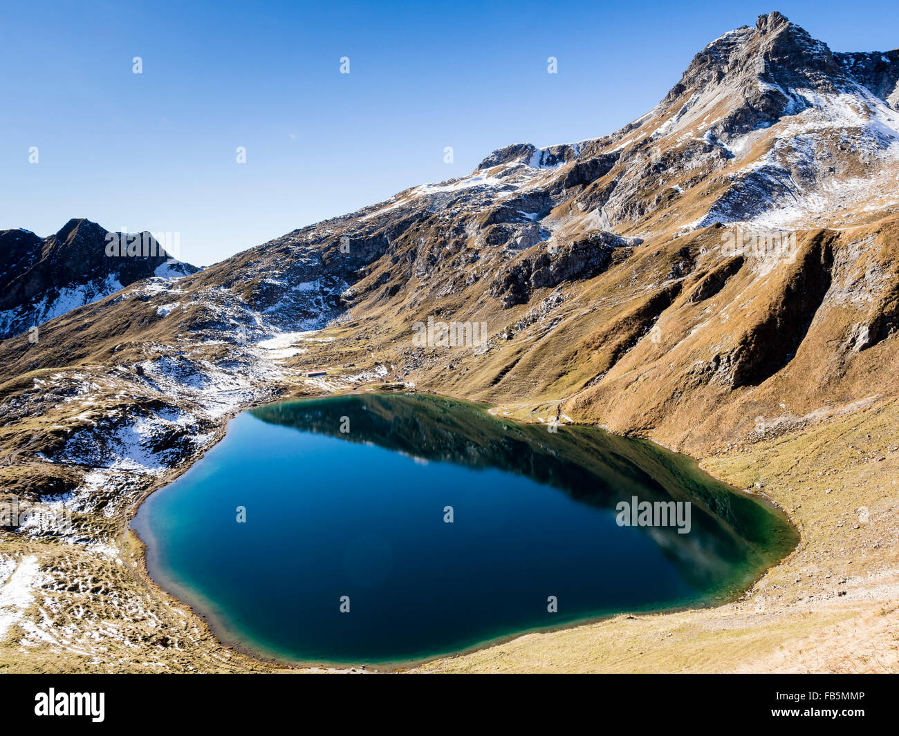 Lago Engeratsgundsee, la cima della montagna Grosser Daumen (a destra), Allgaeu, Baviera, Germania Foto Stock