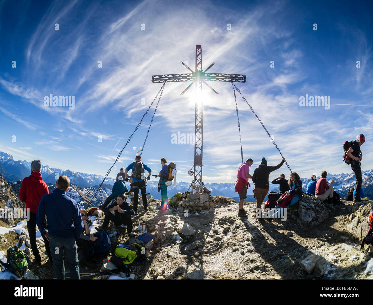 Al vertice della montagna "Rote Flüh', croce, vista contro la luce, fisheye, turistico prendere un periodo di riposo. Foto Stock