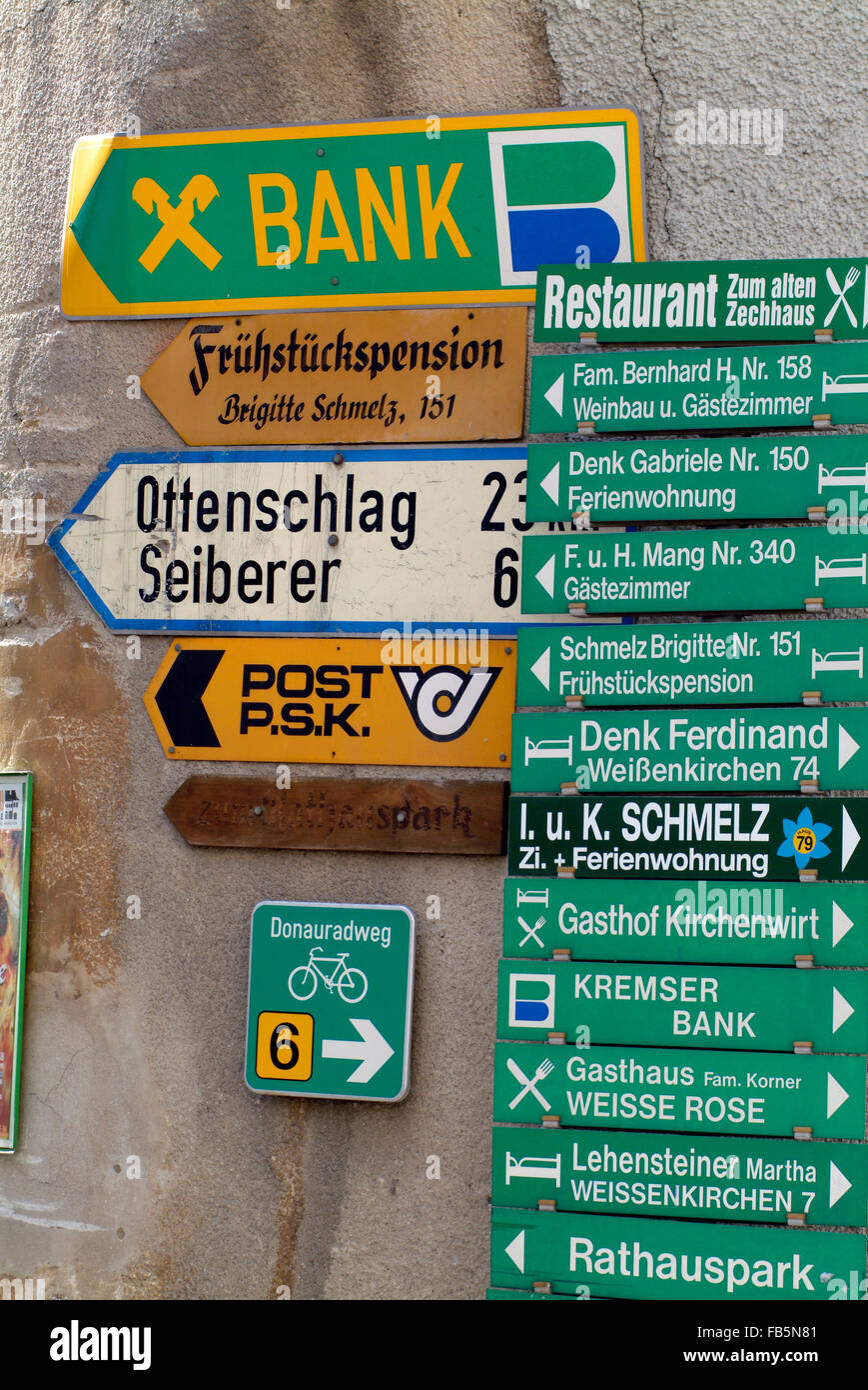 Segni di traffico nella Wachau Austria Europa Foto Stock