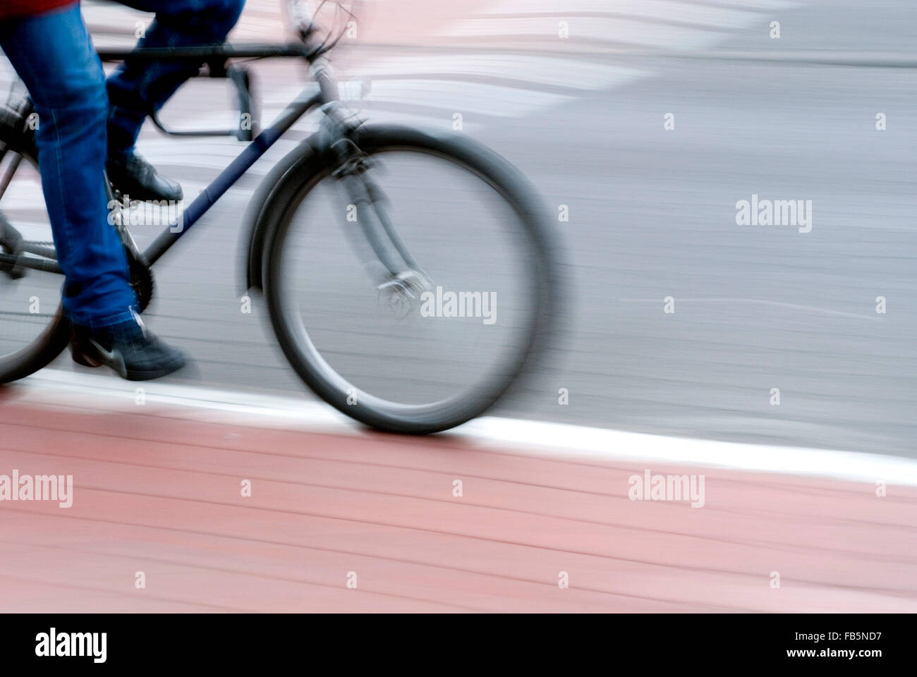 Bicicletta su una pista ciclabile sfocato Foto Stock