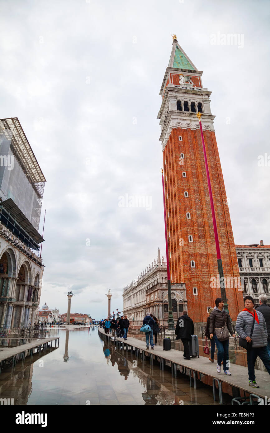 Venezia - 22 novembre: Piazza San Marco con i turisti in novembre 22, 2015 a Venezia, Italia. Foto Stock