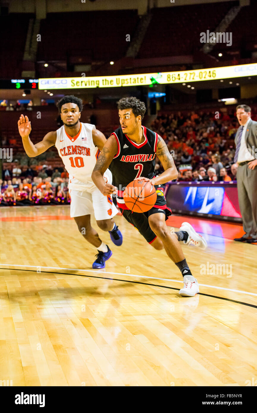 Louisville Cardinali guard Quentin Snider (2) aziona la baseline intorno Clemson Tigers guard Gabe DeVoe (10) durante il NCAA pallacanestro tra Louisville e Clemson Domenica, 10 gennaio 2016 a Bon Secours Arena di Greenville, SC David stallieri/CSM Foto Stock