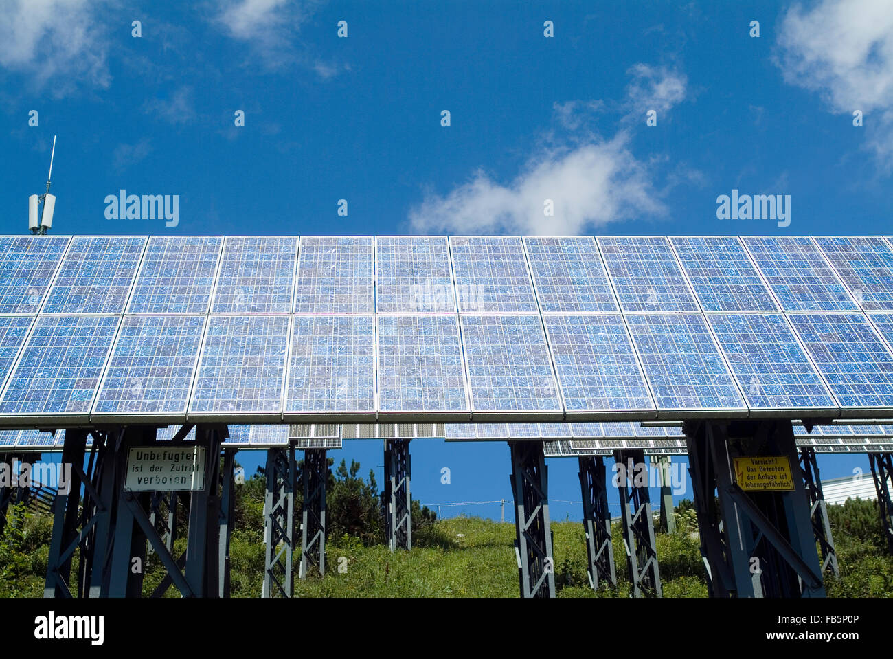 Le celle solari power station perdente nelle alpi austriache europa, solare più grande stazione solare delle alpi Foto Stock