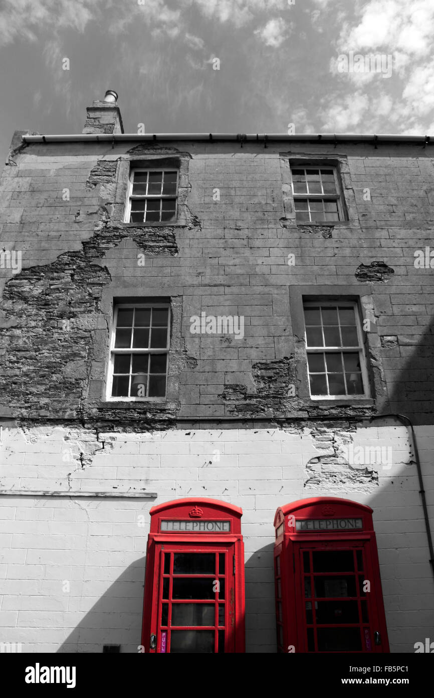 Cabine telefoniche rosse al di fuori di un edificio a Kirkwall Isole Orcadi Scozia UK Foto Stock