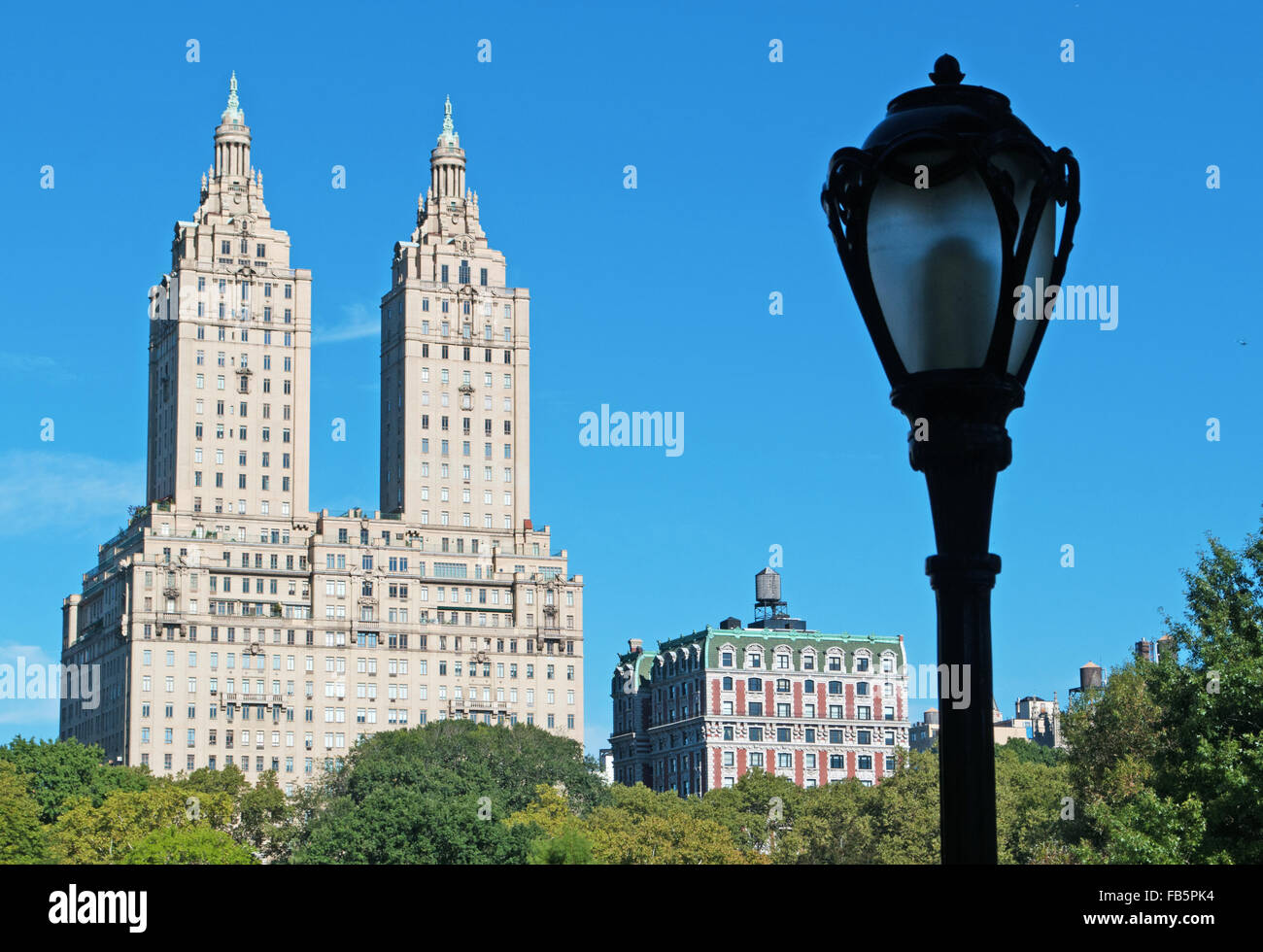 Stati Uniti d'America, Usa: lo skyline di New York con la San Remo Building, famoso punto di riferimento sin dal 1930, visto dal Central Park Foto Stock