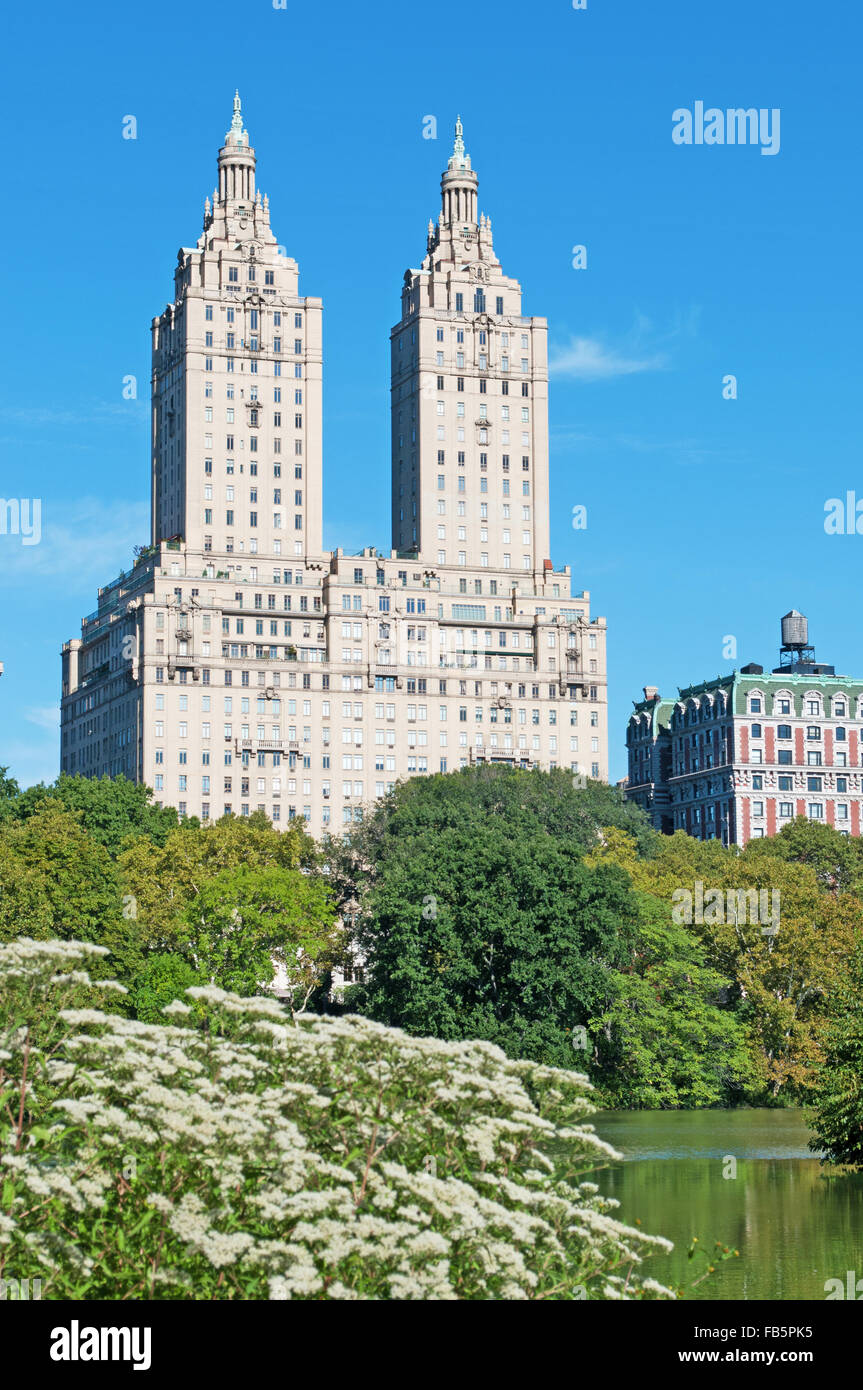 Stati Uniti d'America, Usa: lo skyline di New York con la San Remo Building, famoso punto di riferimento sin dal 1930, visto dal Central Park Foto Stock