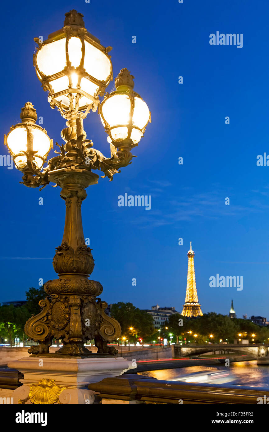 La Lampada sul ponte Alexandre III e alla Torre Eiffel, Parigi, Francia Foto Stock