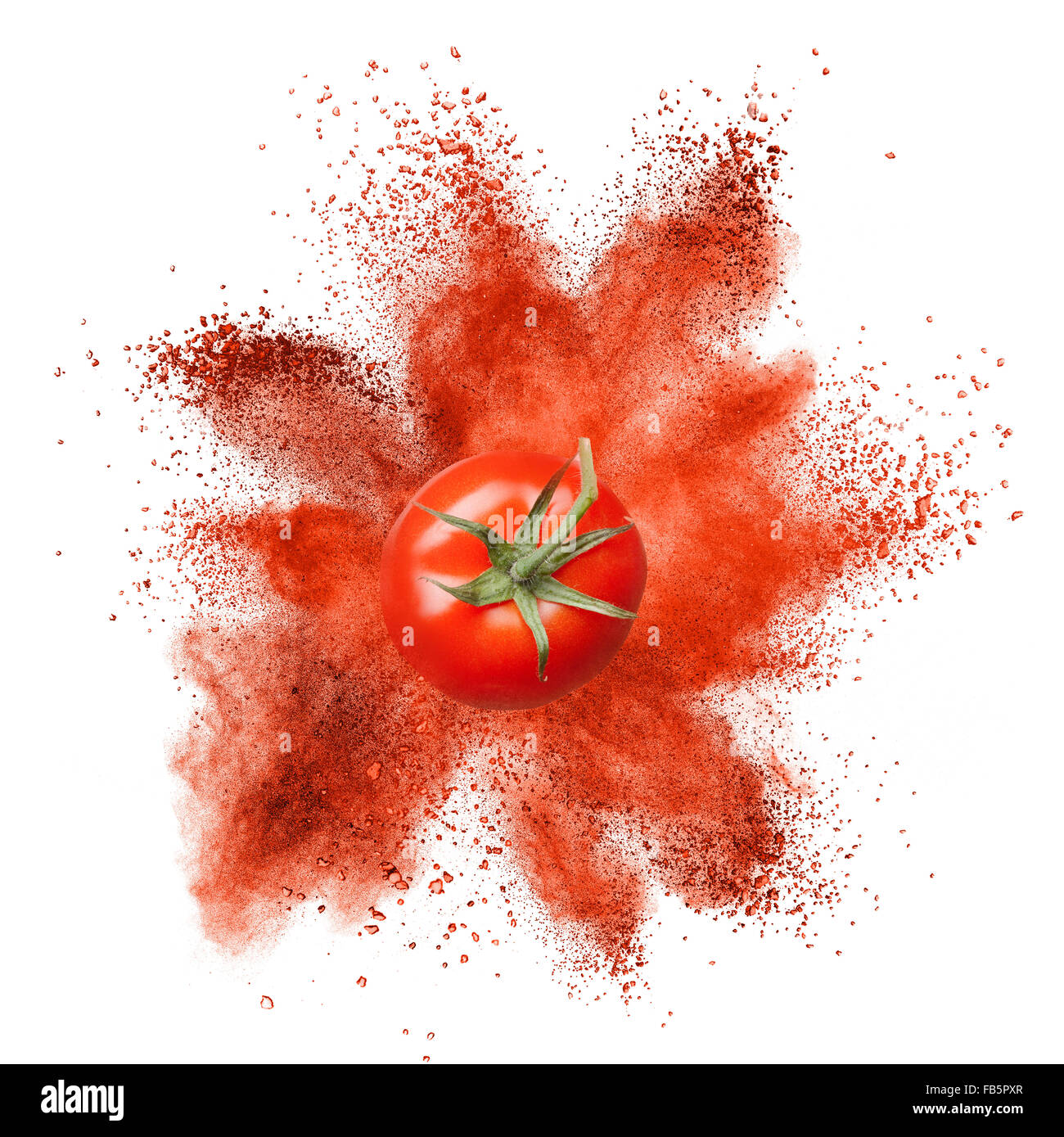 Il pomodoro rosso con esplosione di polvere isolata su sfondo bianco Foto Stock