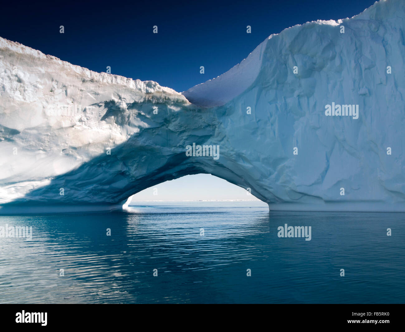 L'Antartide, Mare di Weddell, grandi iceberg Antartico con arco naturale Foto Stock