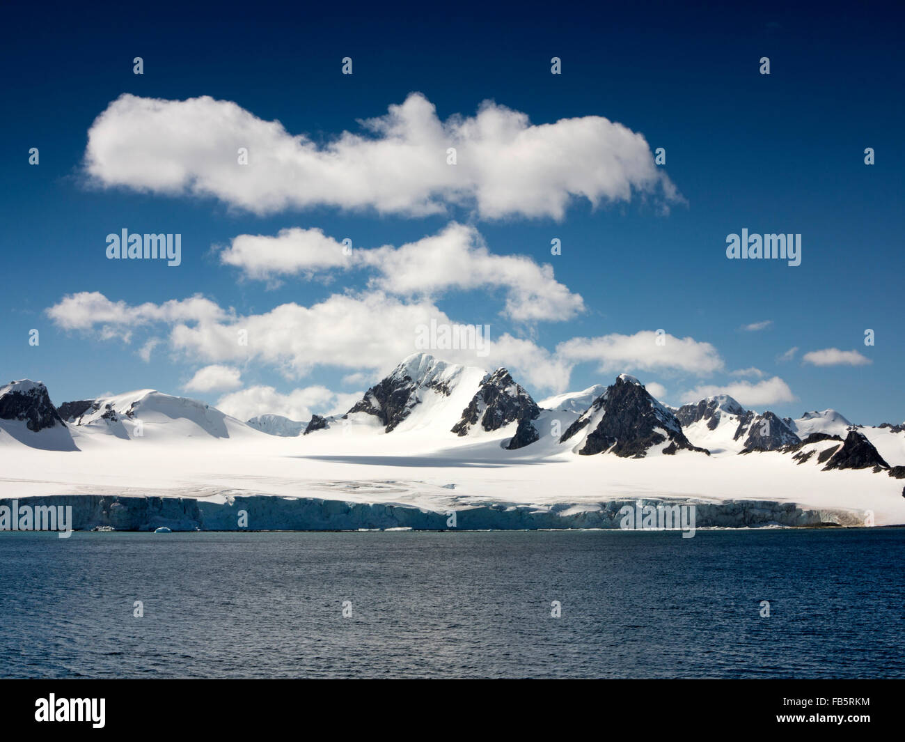 A sud delle Isole Orkney, Isola di Laurie costa, innevate montagne costiere Foto Stock