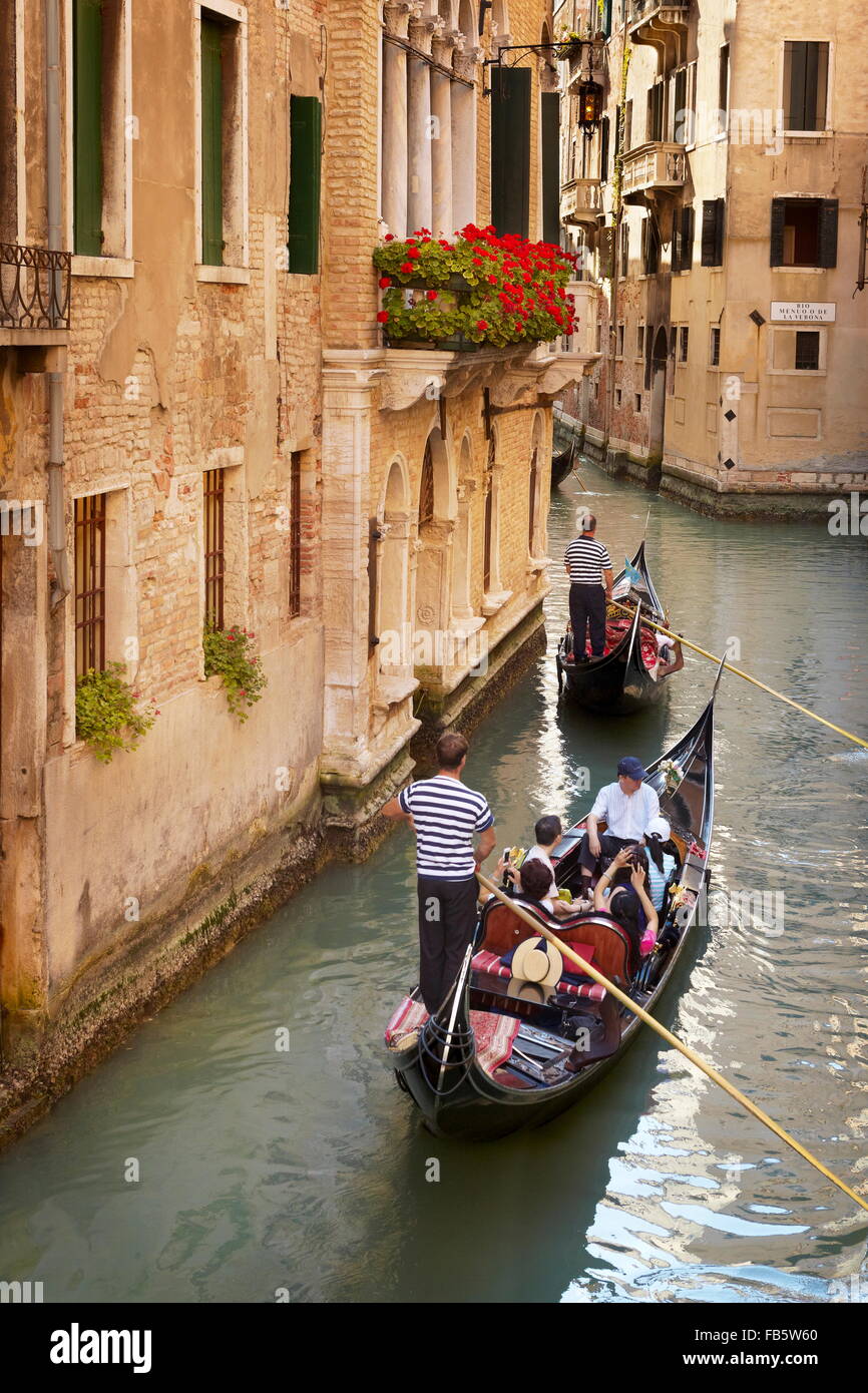 Gondoliere che scorre in gondola, Venezia, Veneto, Italia, UNESCO Foto Stock