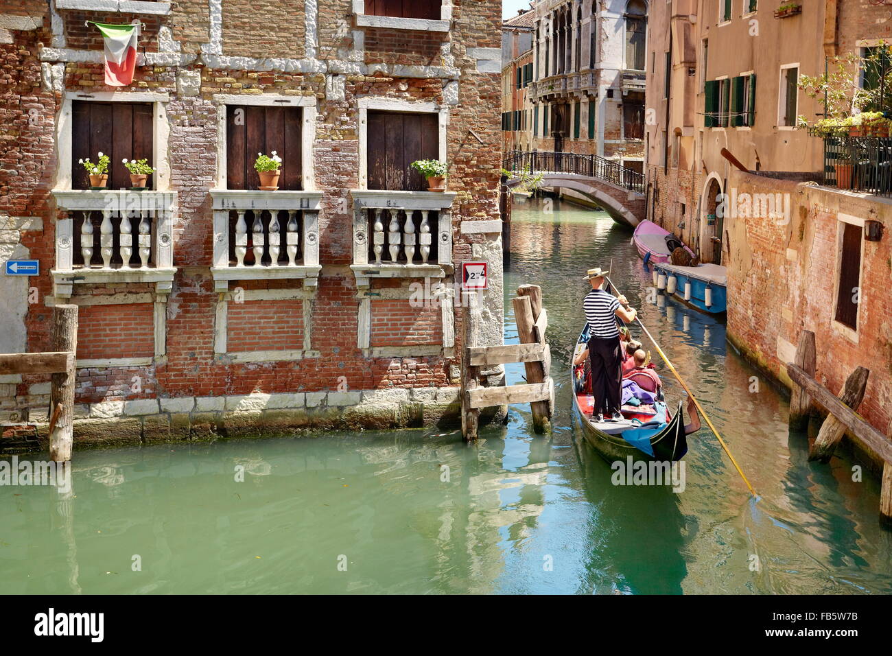 Gondoliere che scorre gondola venezia canal, Veneto, Italia, UNESCO Foto Stock