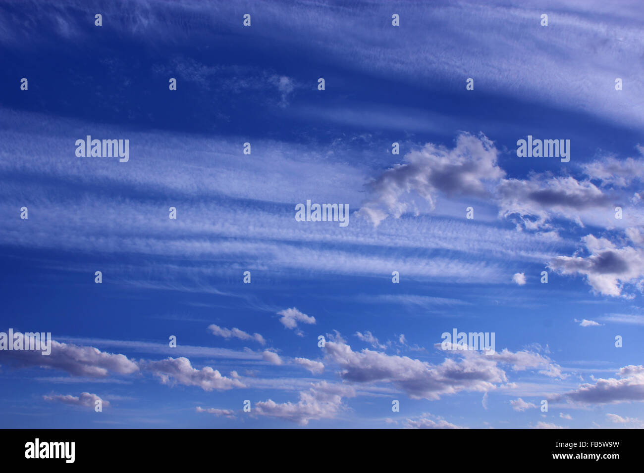 Bellissimo il bianco delle nuvole che viaggiano sul cielo blu Foto Stock