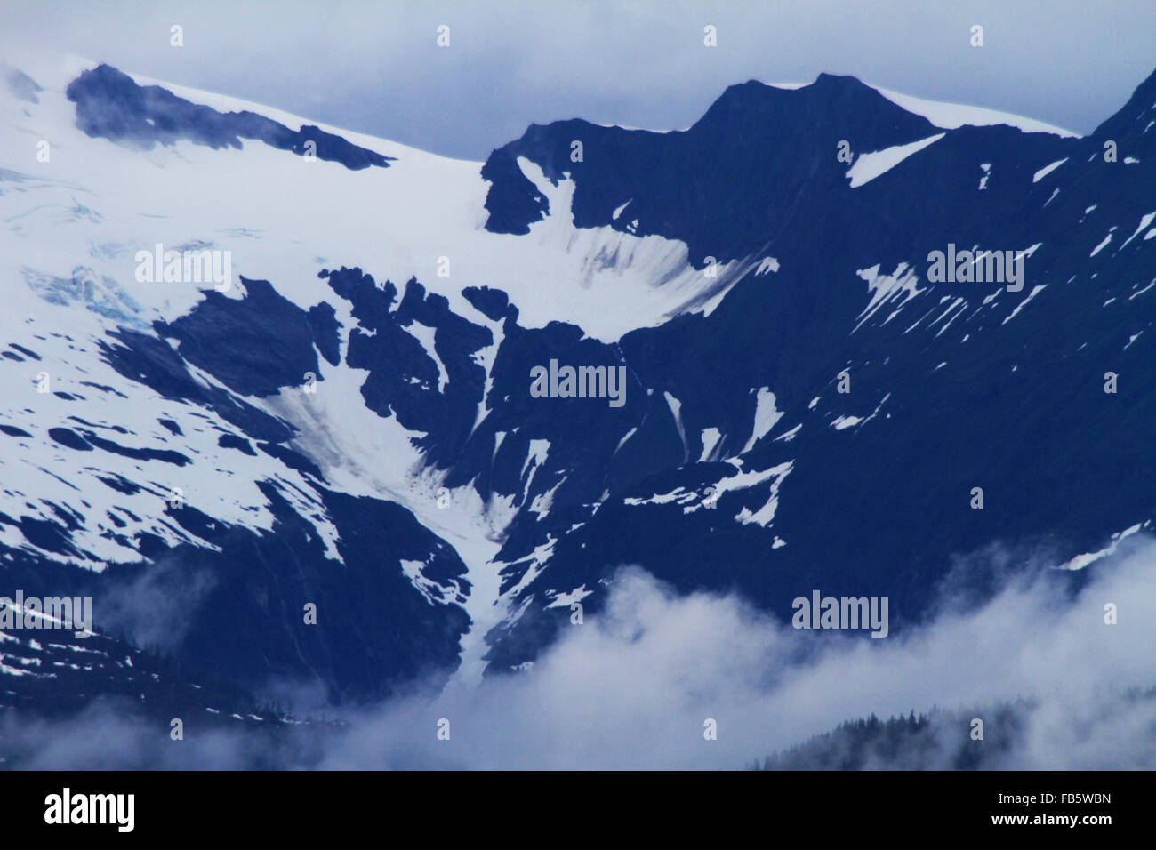 Belle montagne coperte di neve e ghiacciai visto durante la crociera attraverso Alaska Foto Stock