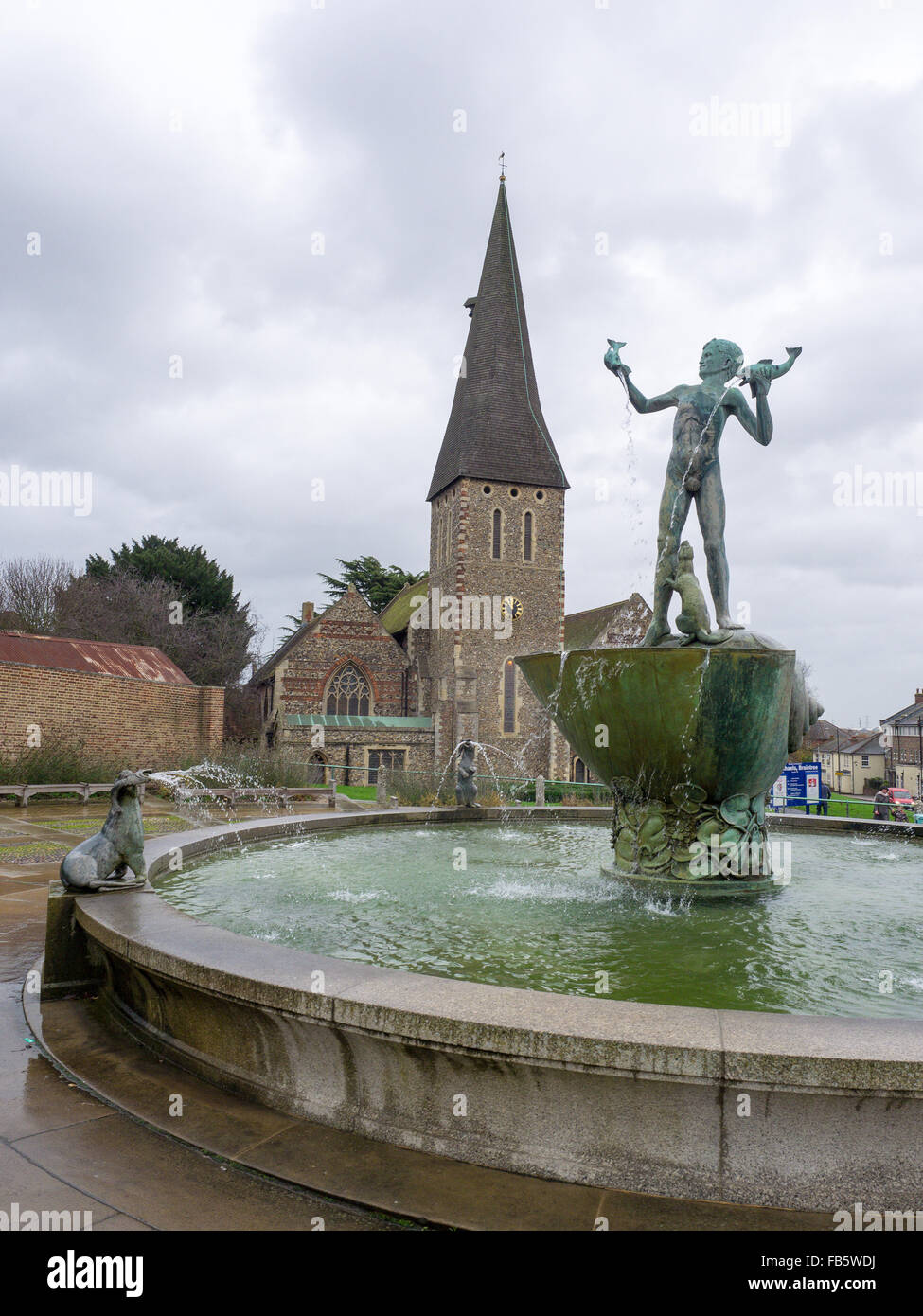 Gran Bretagna Inghilterra Regno Unito la chiesa di San Michele Fontana statua in bronzo di delfini guarnizioni Braintree Town Center Essex Foto Stock