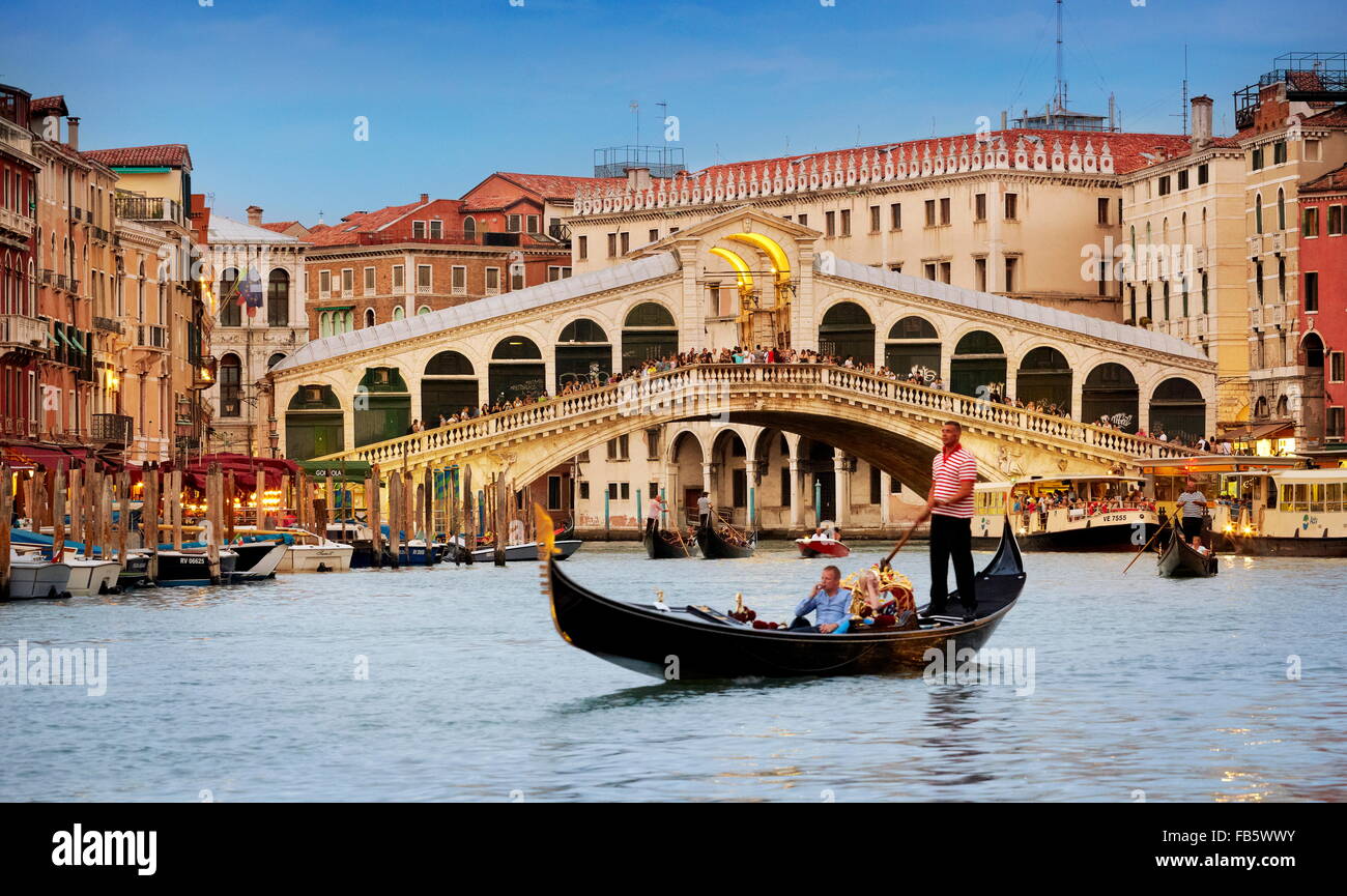 Gondola sul Canal Grande e il Ponte di Rialto, Venezia, Italia, UNESCO Foto Stock