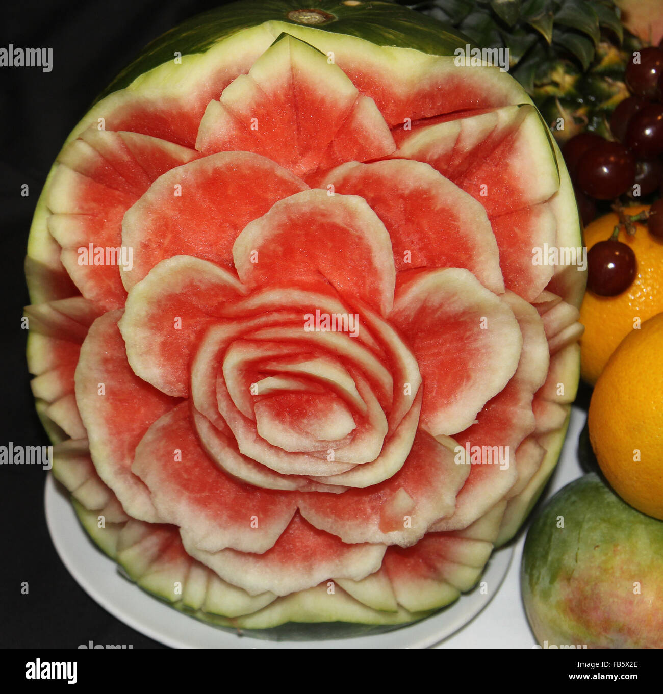 Intagliare frutti immagini e fotografie stock ad alta risoluzione - Alamy