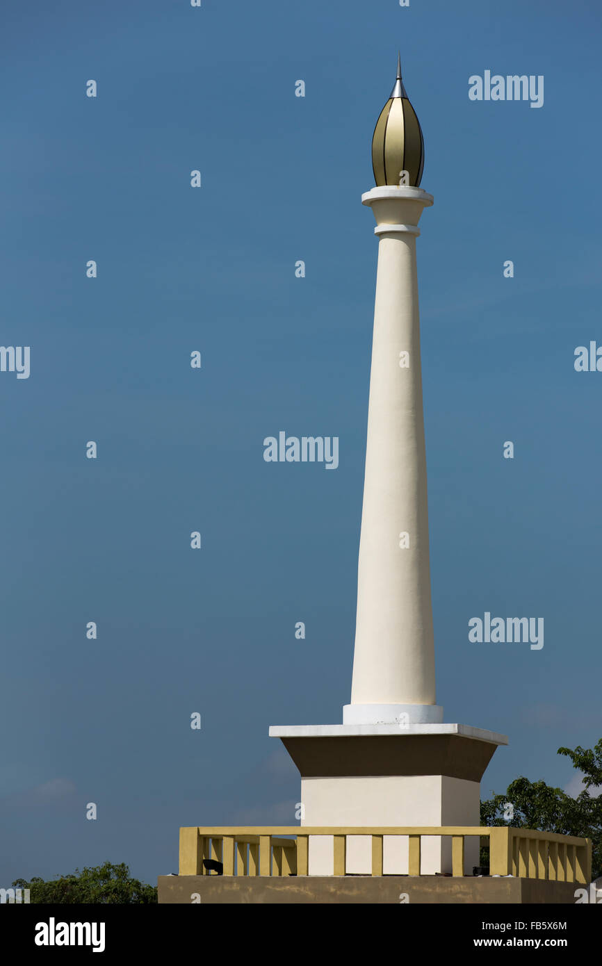 Islamico sormontato d'oro bianco obelisco di Kedah Malaysia. Spazio copia sull'obelisco e a sinistra di essa sul cielo blu. Foto Stock