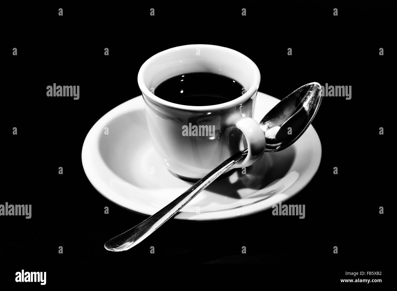 Abstract tazza di caffè su sfondo nero Foto Stock