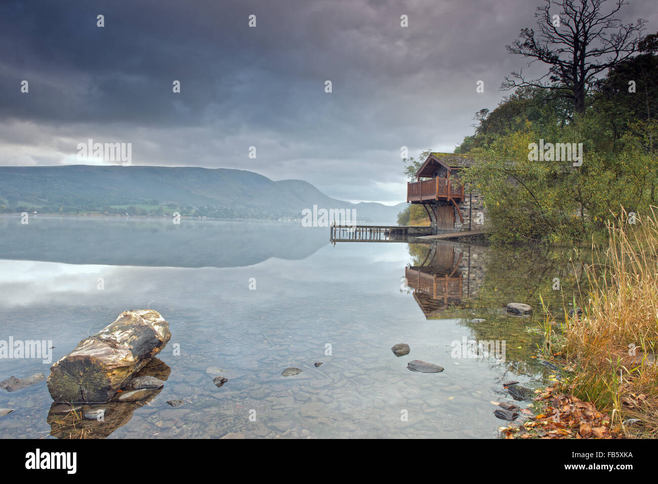 Il Duca di Portland Boathouse in autunno, vicino Pooley ponte sul lago Ullswater, Lake District, Cumbria, Regno Unito, GB. Foto Stock