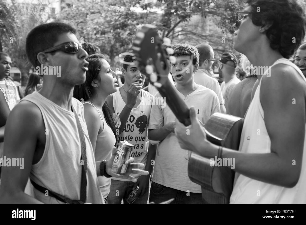 RIO DE JANEIRO, Brasile - 28 febbraio 2014: Giovani carioca brasiliani cantare in un cerchio per la raccolta della Banda de Ipanema. Foto Stock