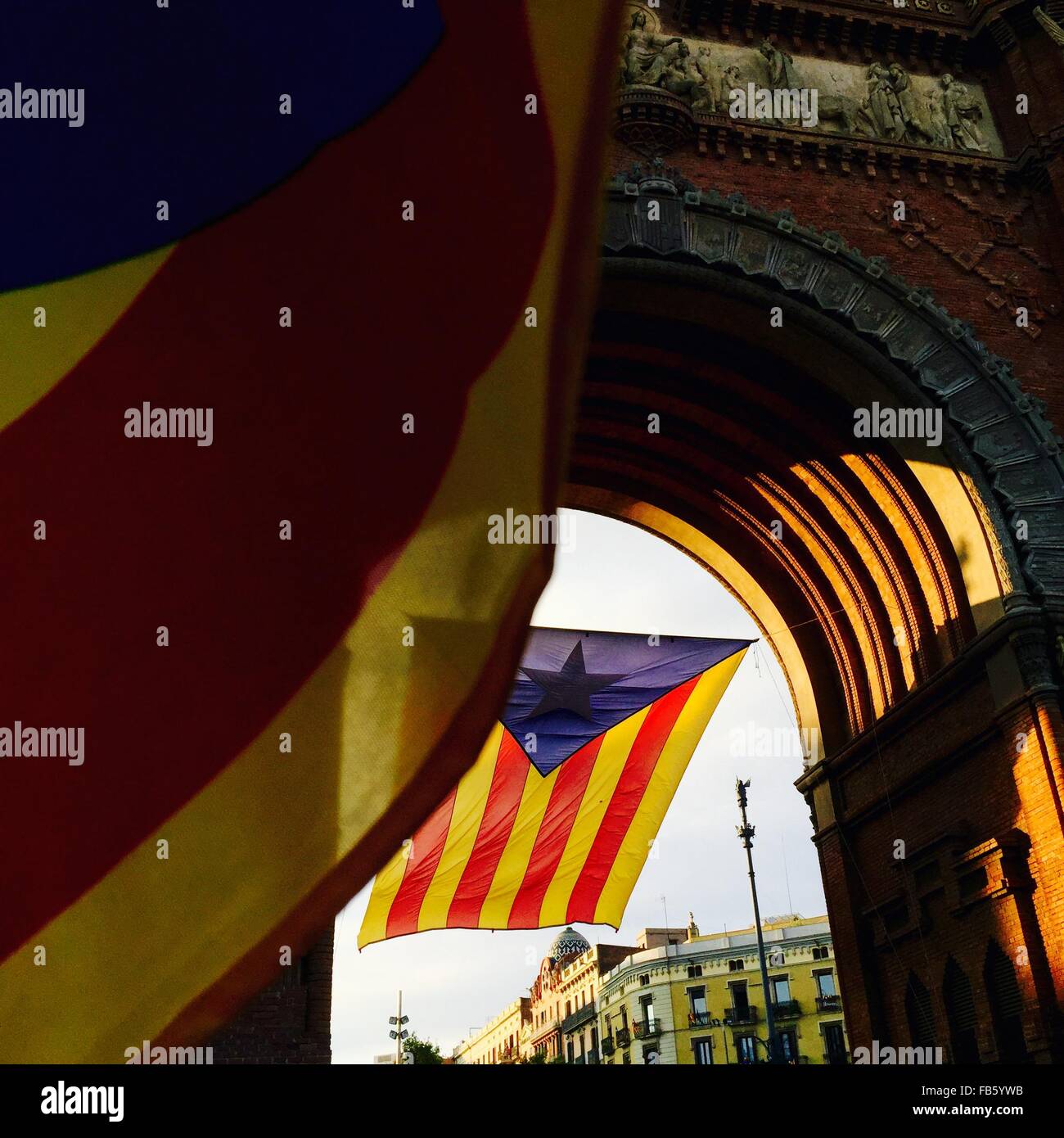 Persone pongono di fronte a un gigante bandiera catalana presso l'Arc de Triomf di Barcellona. Barcellona è stato un mare di rosso e giallo come la folla portando bandiere separatisti hanno marciato in città per celebrare il catalano Giornata Nazionale. Undicesimo Sep, 2015. Gli organizzatori spera di attirare almeno mezzo milione di persone per un pro-indipendenza rally usando lo slogan ''iniziamo la costruzione di un nuovo paese. © Ruaridh Stewart/ZUMA filo/Alamy Live News Foto Stock