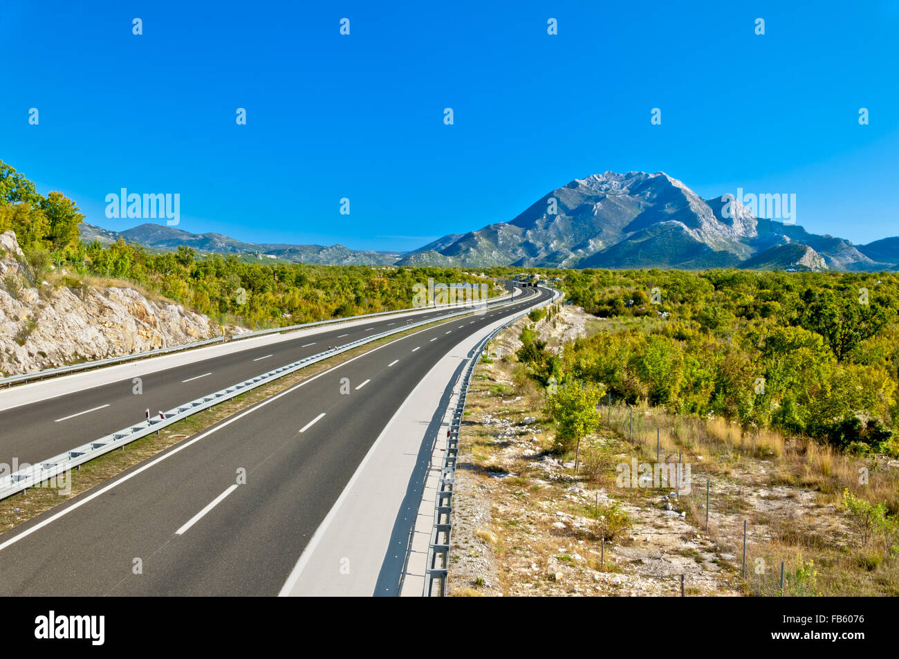 Autostrada croata vicino a Blato na cetini, con il monte Biokovo in background Foto Stock