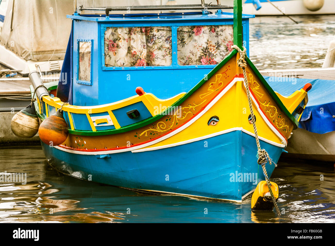 Luzzu tradizionale barca al porto di Marsaxlokk, un villaggio di pescatori situato nella parte sud-orientale di Malta Foto Stock