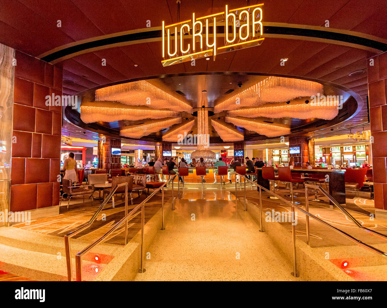 Lucky Bar con i suoi 1.6 milioni di cristalli del lampadario a Red Rock Casino Resort & Spa, Las Vegas, Nevada, USA. Foto Stock