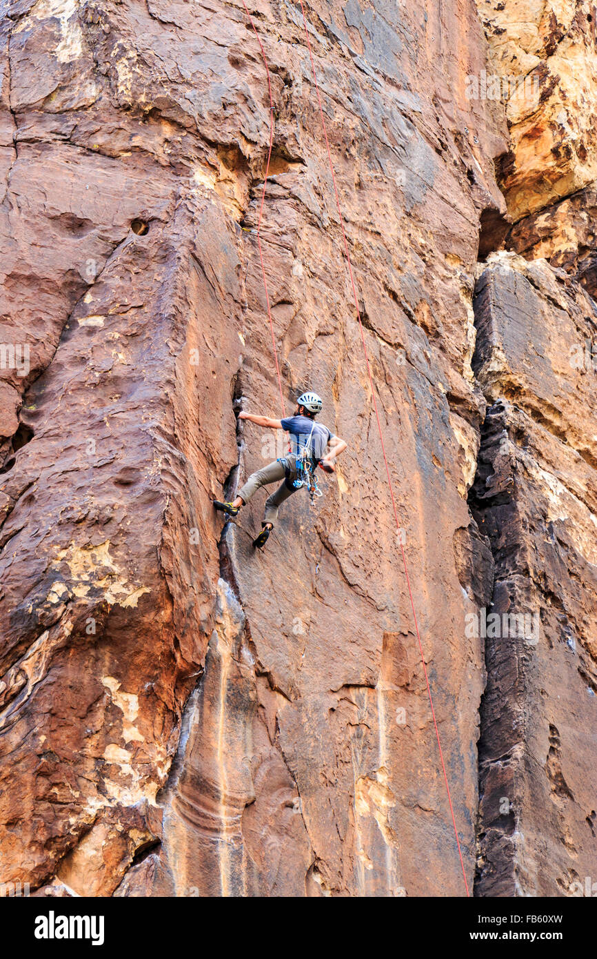 Scalatore raggiunge nella sua chalk sacchetto mentre rock climbing in Red Rock Canyon National Conservation Area, Foto Stock