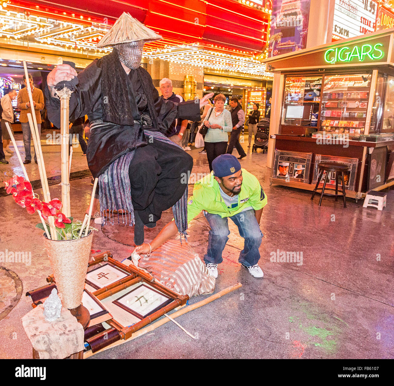 Mago di strada sembra galleggiare a metà in aria su Downtown Las Vegas Fremont Street Foto Stock