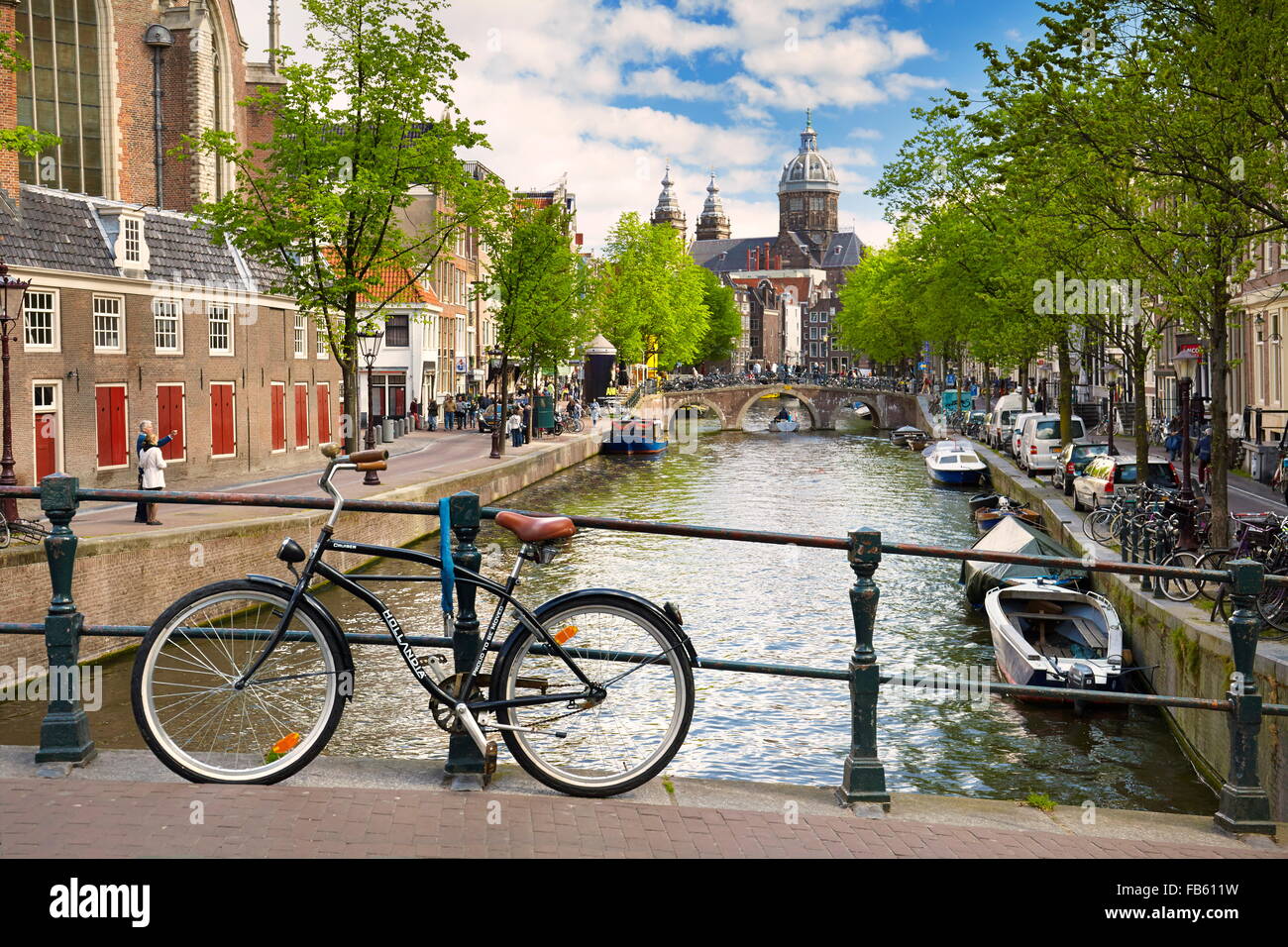 Vista in bicicletta e canal - Olanda, Amsterdam Paesi Bassi Foto Stock