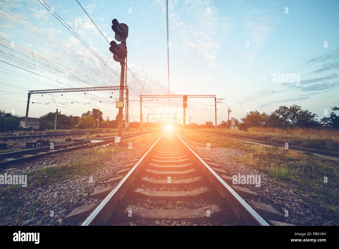 La piattaforma del treno e il semaforo al tramonto. Ferrovia. Stazione ferroviaria. Foto Stock