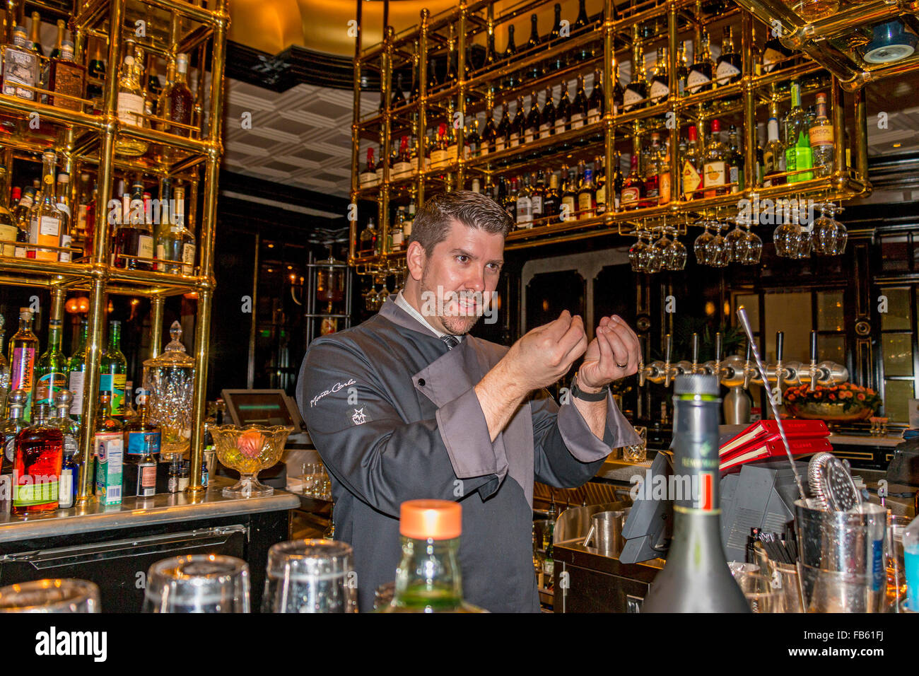 Dimostrazione di come rendere professionali le bevande con un mixologist in BARDOT Brasserie al ARIA Resort & Casino di Las Vegas NV. Foto Stock