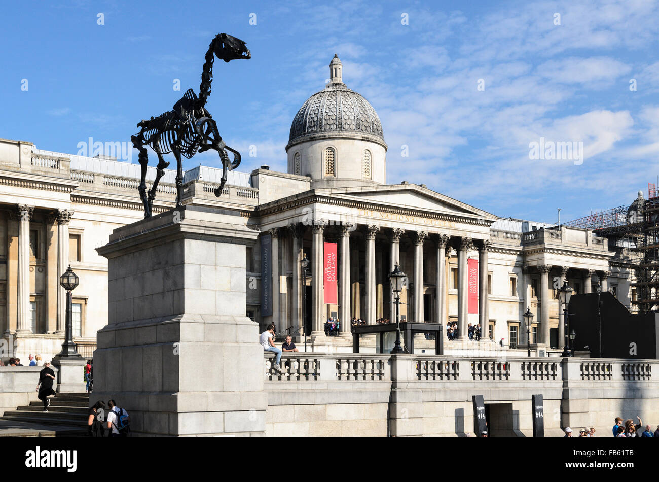Un pezzo di scultura chiamato cavallo regalo da Hans Haacke riposa sul quarto plinto, Trafalgar Square, London, Regno Unito Foto Stock