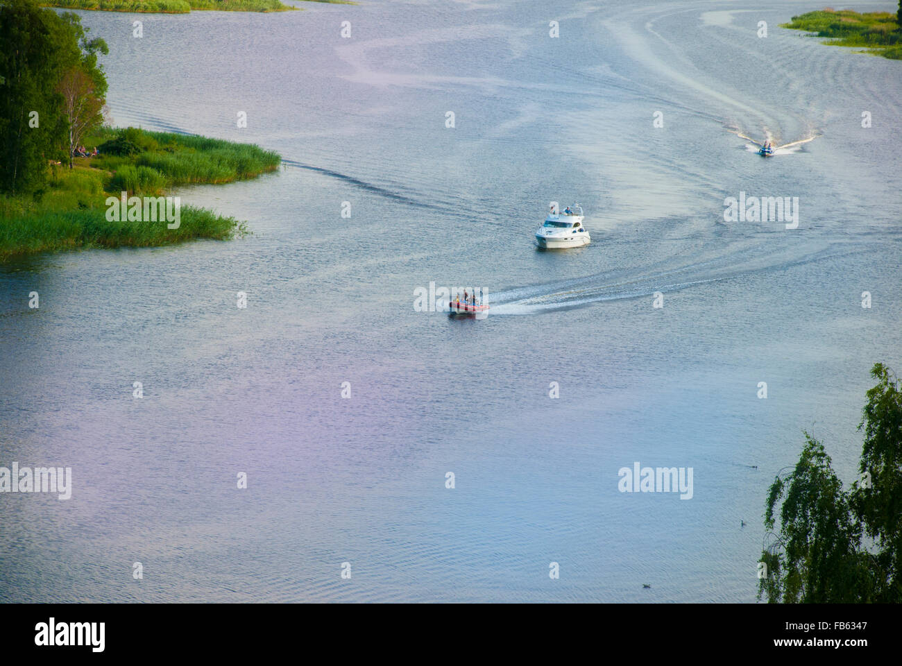 Barche a motore sul fiume Foto Stock