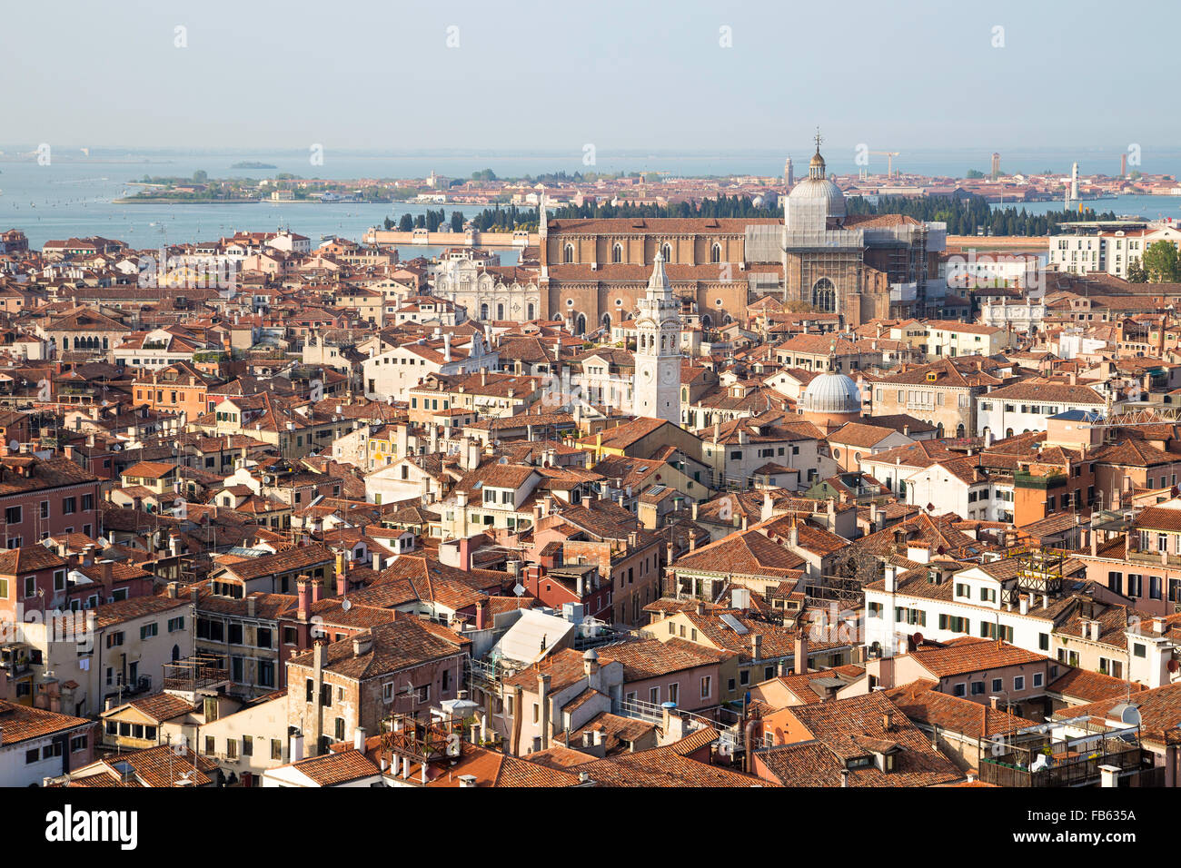 Vista aerea del paesaggio urbano di Venezia con tetti di case da San Marco campanile, Italia Foto Stock