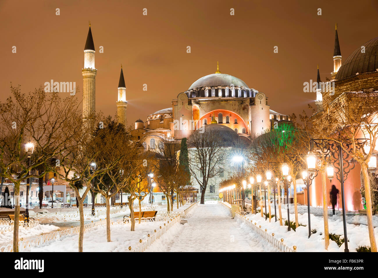 Vista di Hagia Sophia, Aya Sofya, museo in un inverno nevoso notte in Istanbul Turchia Foto Stock