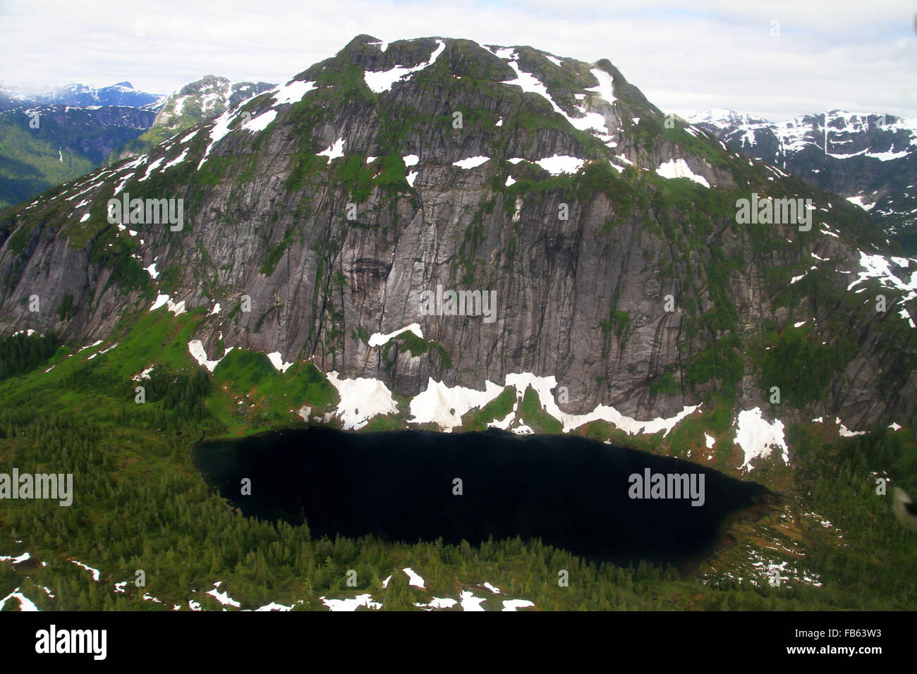 Scenario dell'antenna durante un volo turistico della montagna nella bellissima Misty Fjords vicino a Ketchikan, Alaska Foto Stock