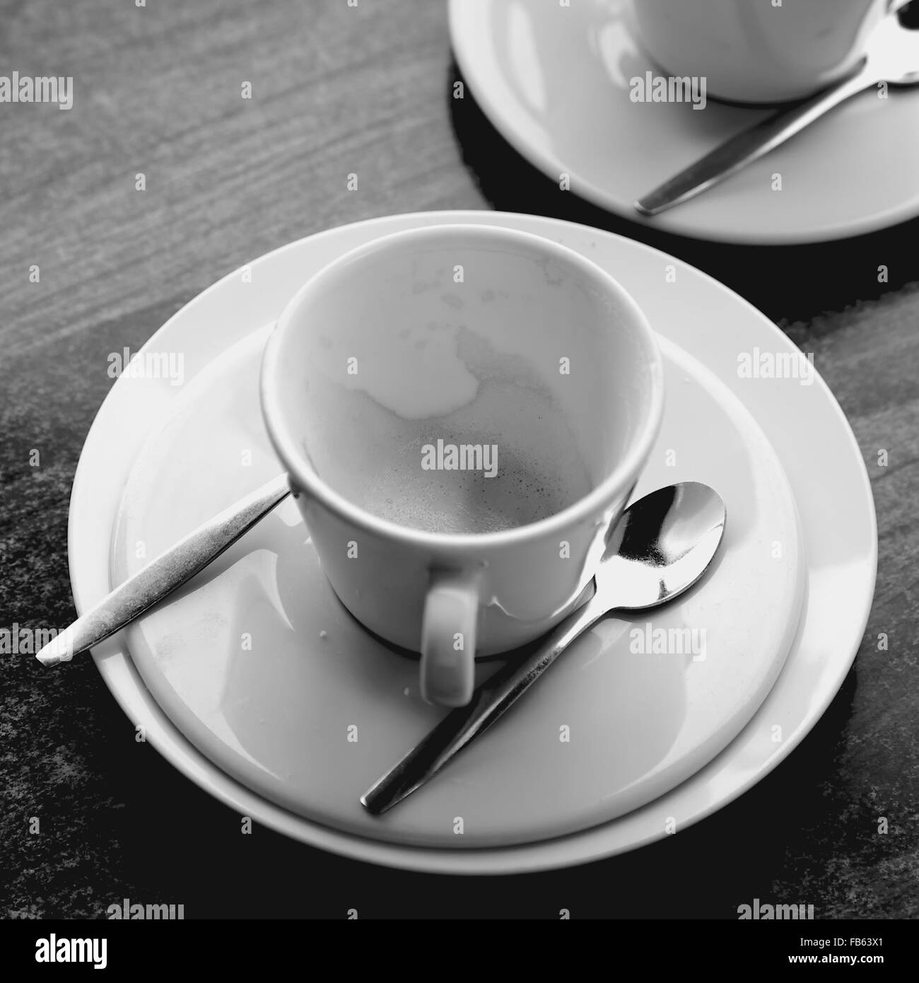 Il tempo di riflettere su un vuoto tazza da caffè in bianco e nero Foto Stock