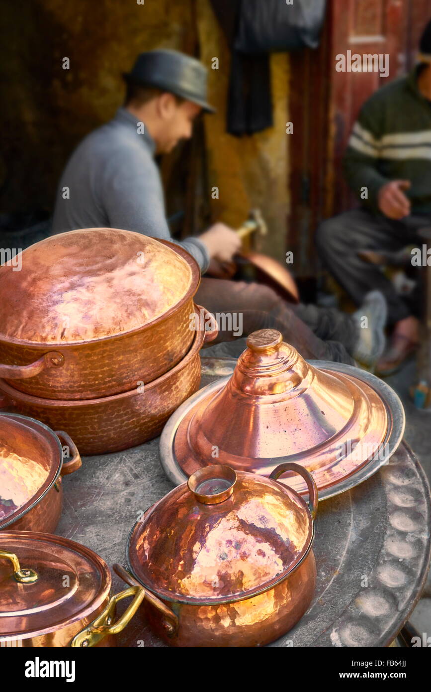 La medina di Fez. Officine di fabbri nel luogo el Seffarine. Il Marocco, Africa Foto Stock